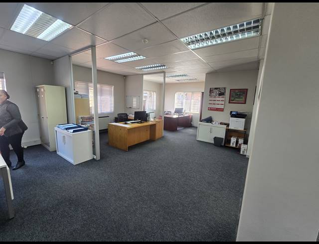 1,300M² OFFICE FOR SALE IN ILLIONDALE